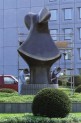 Henry Moore Skulptur af billedhugger Henry Moore, ved A.P. Møllers hovedsæde i København. Broncestøberiet udfører løbende afrensning og genpatinering af skulpturen for at bevare dens oprindelige udtryk. Foto: Mike Lamb.