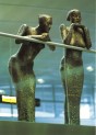 ”Pigerne i lufthavnen” Opstillet i Terminal 3, Københavns Lufthavn 2000. Billedhugger Hanne Varming. Foto: Mike Lamb.

www.hannevarming.dk